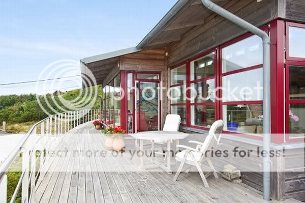 Interior Combines Modern Furniture with Classic Decorative,