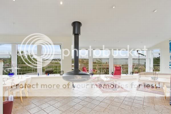 Interior Combines Modern Furniture with Classic Decorative